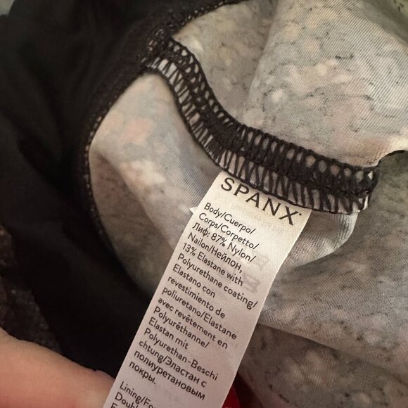 Spanx Faux Leather Snake Shine Legging size Medium - Picture 7 of 7